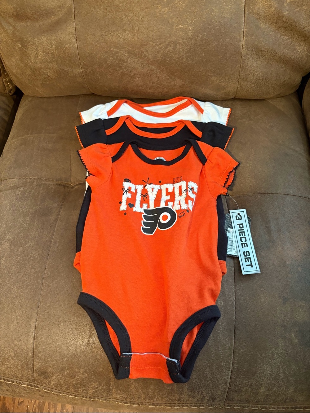 NHL🏒Philadelphia Flyers NWT🏷️Baby👶🏻Girls'👧🏻3pk Bodysuits Sz 3/6M